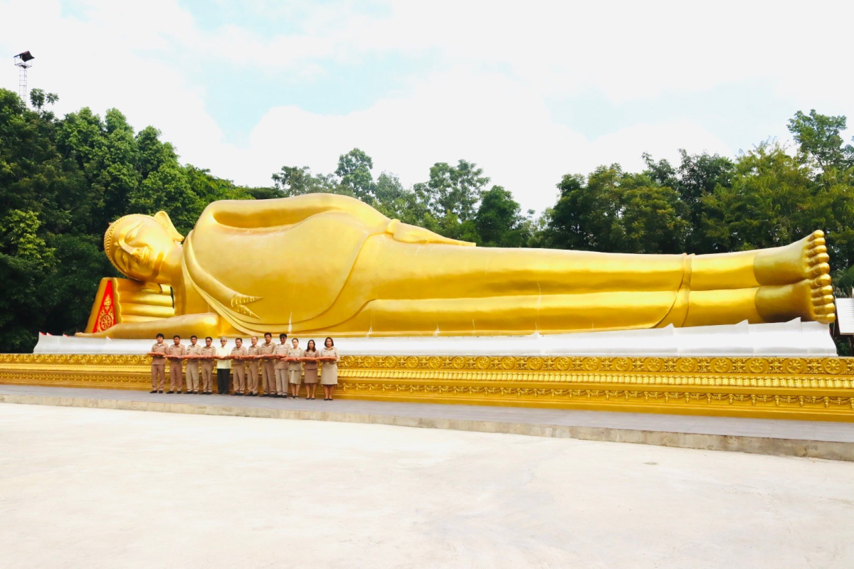 ร่วมกิจกรรมมอบผ้าไตรโครงการอุปสมบทหมู่ถวายพระราชกุศลแด่พระบรมชนกาธิเบศ มหาภูมิพลอดุลยเดชมหาราช บรมนาถบพิตร