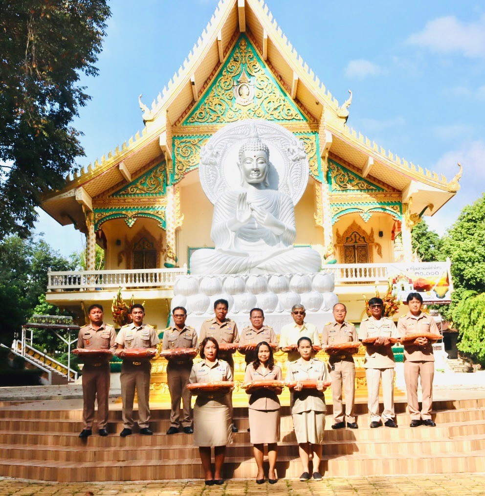 ร่วมกิจกรรมมอบผ้าไตรโครงการอุปสมบทหมู่ถวายพระราชกุศลแด่พระบรมชนกาธิเบศ มหาภูมิพลอดุลยเดชมหาราช บรมนาถบพิตร