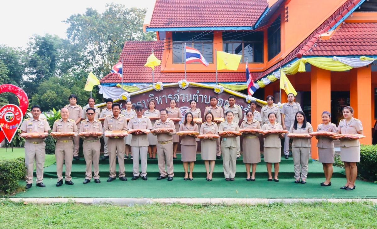  ร่วมกิจกรรมมอบผ้าไตรโครงการอุปสมบทหมู่ถวายพระราชกุศลแด่พระบรมชนกาธิเบศ มหาภูมิพลอดุลยเดชมหาราช บรมนาถบพิตร