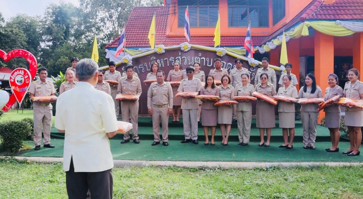 ร่วมกิจกรรมมอบผ้าไตรโครงการอุปสมบทหมู่ถวายพระราชกุศลแด่พระบรมชนกาธิเบศ มหาภูมิพลอดุลยเดชมหาราช บรมนาถบพิตร