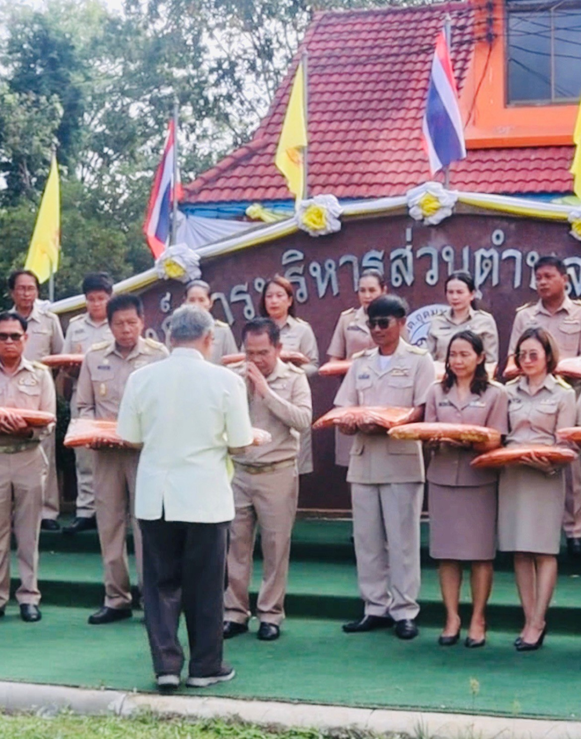 ร่วมกิจกรรมมอบผ้าไตรโครงการอุปสมบทหมู่ถวายพระราชกุศลแด่พระบรมชนกาธิเบศ มหาภูมิพลอดุลยเดชมหาราช บรมนาถบพิตร