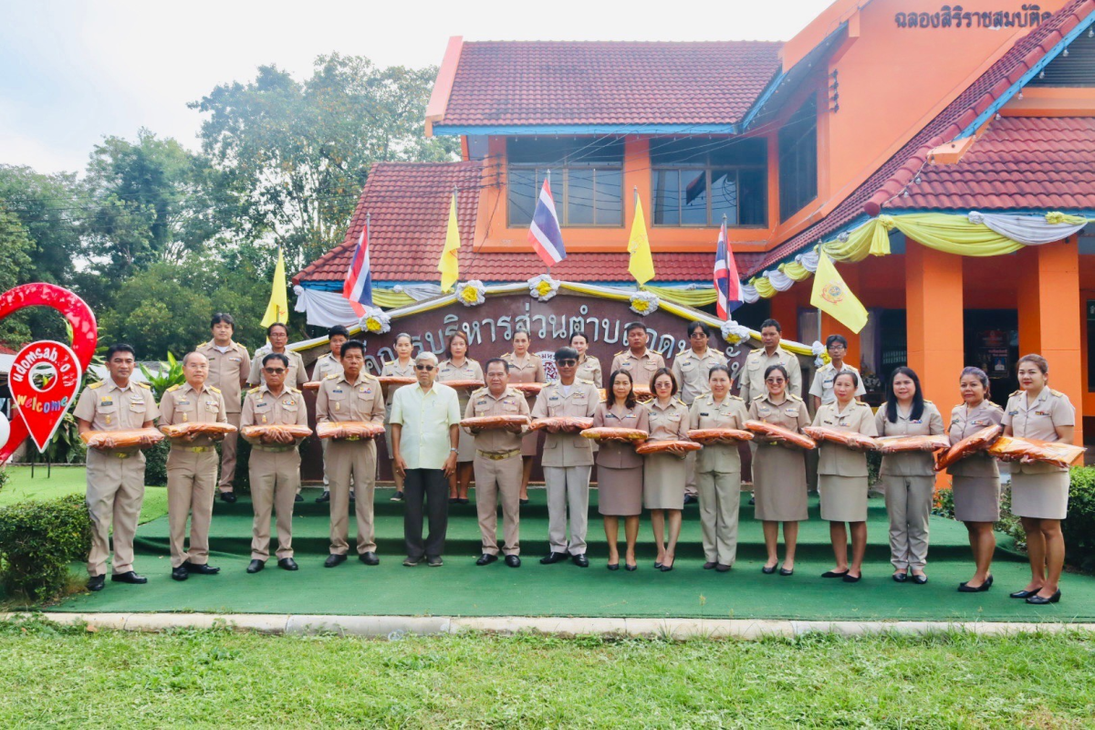 ร่วมกิจกรรมมอบผ้าไตรโครงการอุปสมบทหมู่ถวายพระราชกุศลแด่พระบรมชนกาธิเบศ มหาภูมิพลอดุลยเดชมหาราช บรมนาถบพิตร