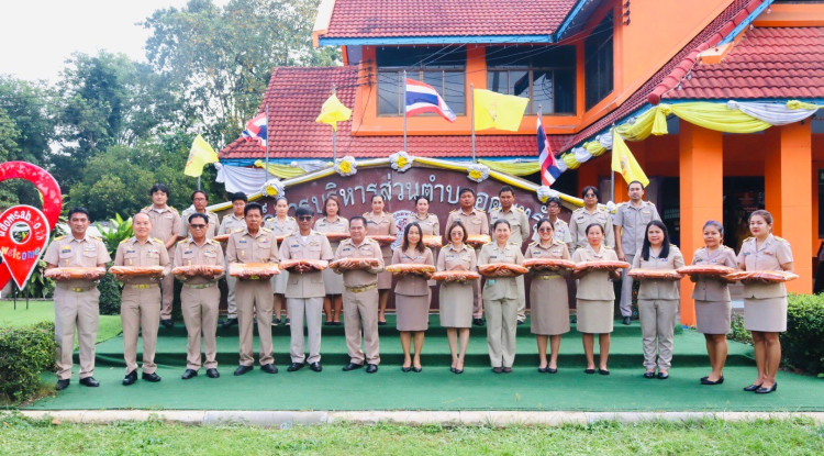  ร่วมกิจกรรมมอบผ้าไตรโครงการอุปสมบทหมู่ถวายพระราชกุศลแด่พระบรมชนกาธิเบศ มหาภูมิพลอดุลยเดชมหาราช บรมนาถบพิตร