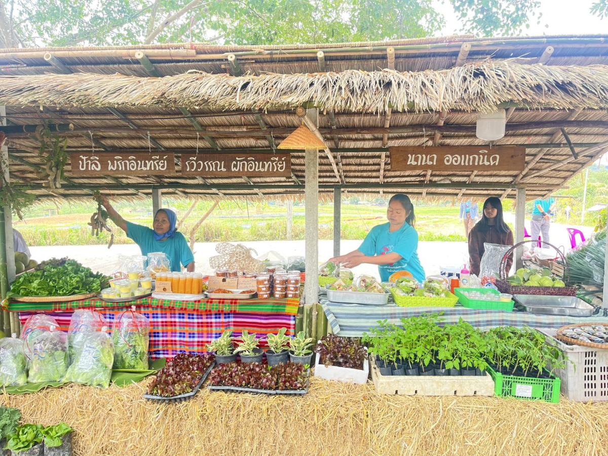 เข้าร่วมเป็นเกียรติในพิธีเปิดงานเทศกาลผักอินทรีย์และของดีวังน้ำเขียว ครั้งที่ 4