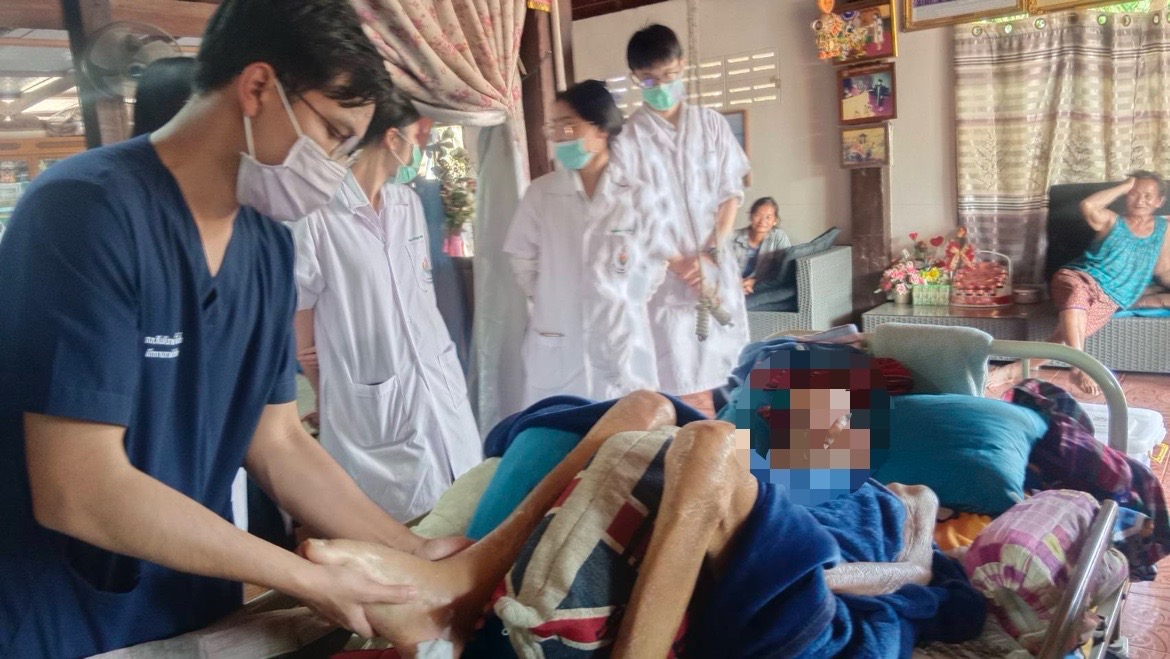 ลงพื้นที่ติดตามผู้สูงอายุ ผู้พิการ เพื่อกายภาพและตรวสุขภาพติดตามการรักษา