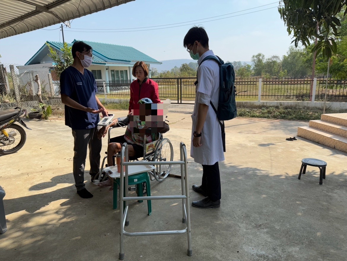 ลงพื้นที่ติดตามผู้สูงอายุ ผู้พิการ เพื่อกายภาพและตรวสุขภาพติดตามการรักษา