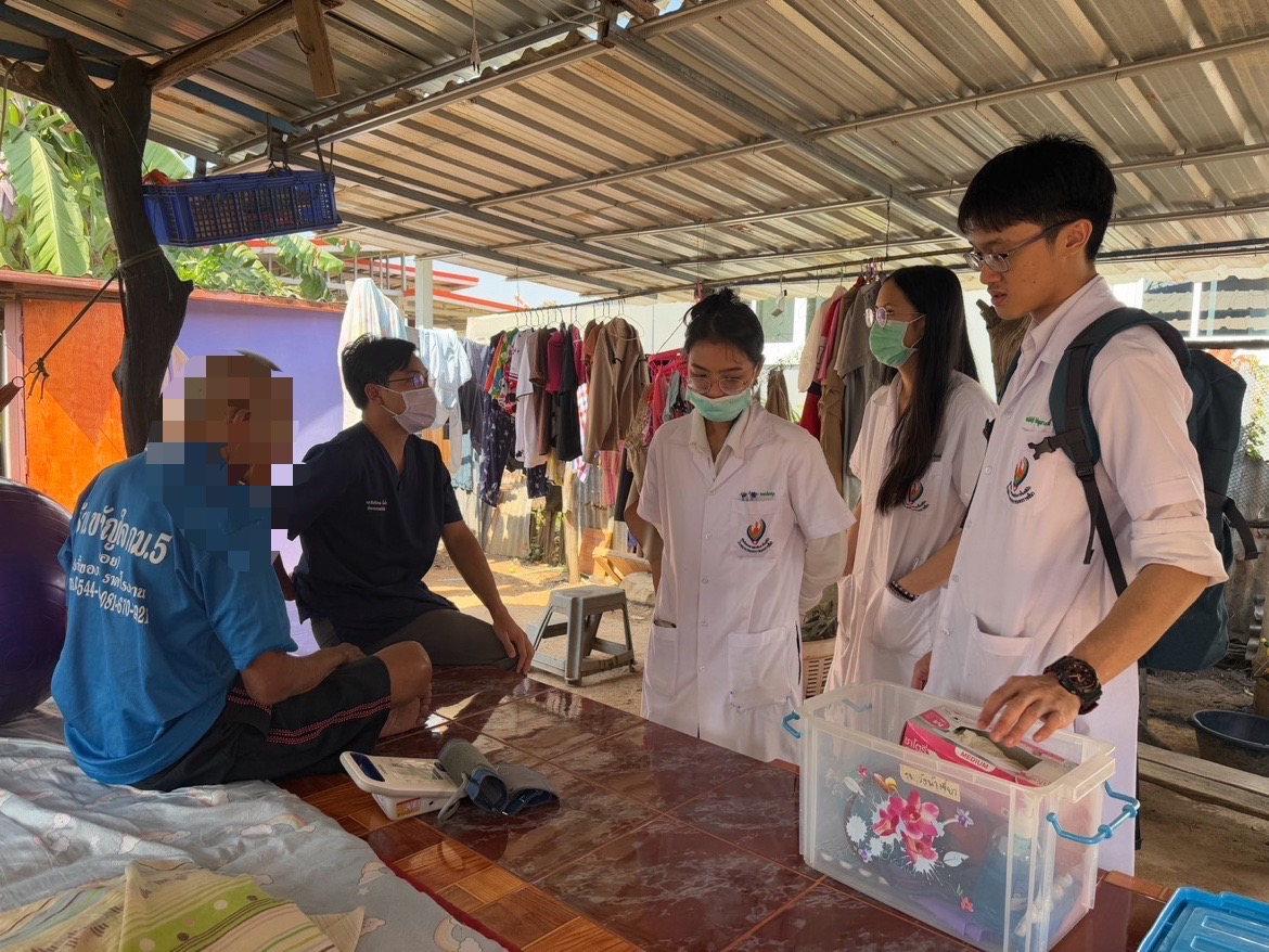 ลงพื้นที่ติดตามผู้สูงอายุ ผู้พิการ เพื่อกายภาพและตรวสุขภาพติดตามการรักษา