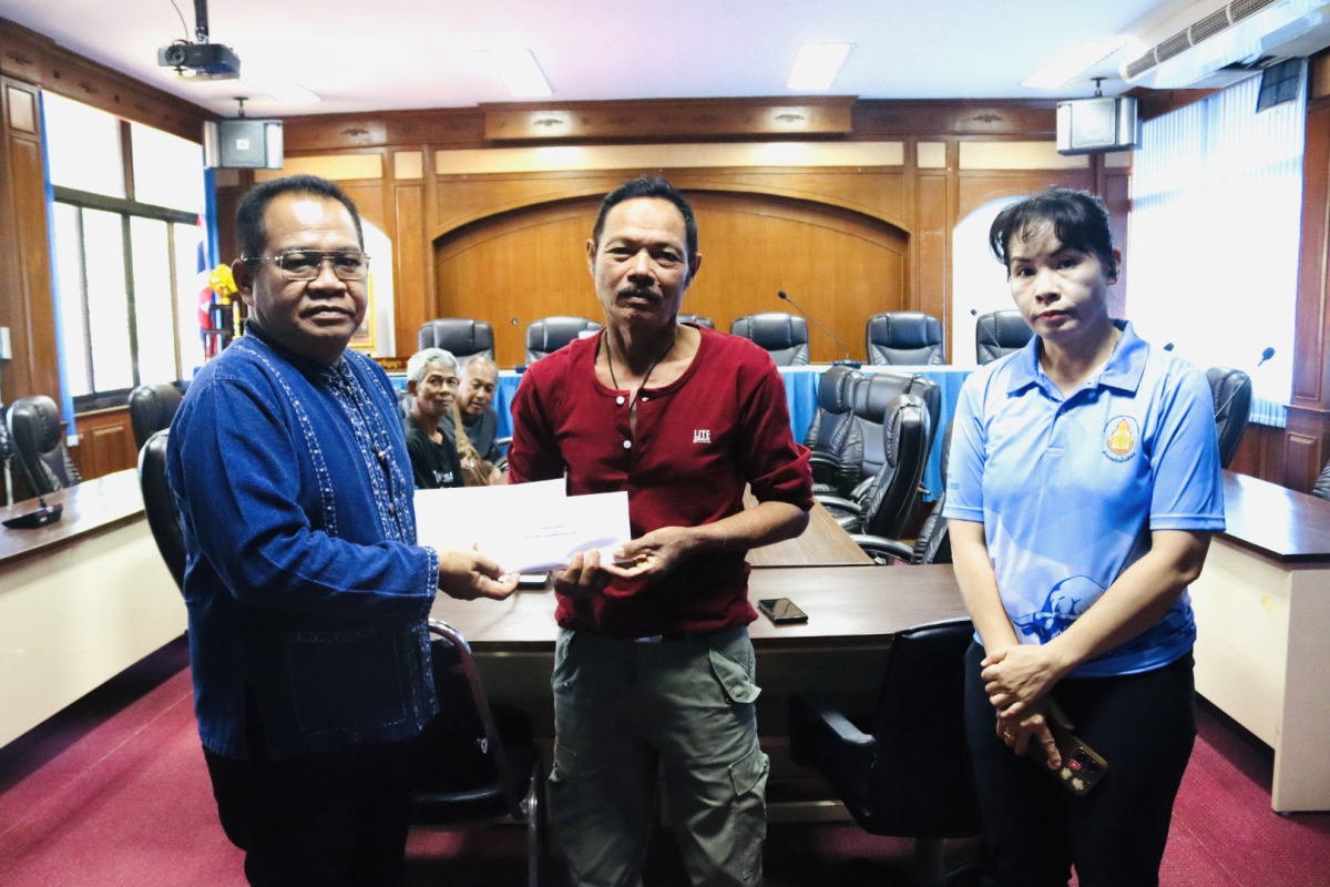 การมอบเงินให้ความช่วยเหลือผู้ประสบภัยพิบัติสัตว์ป่าทำลายพืชผลทางการเกษตร