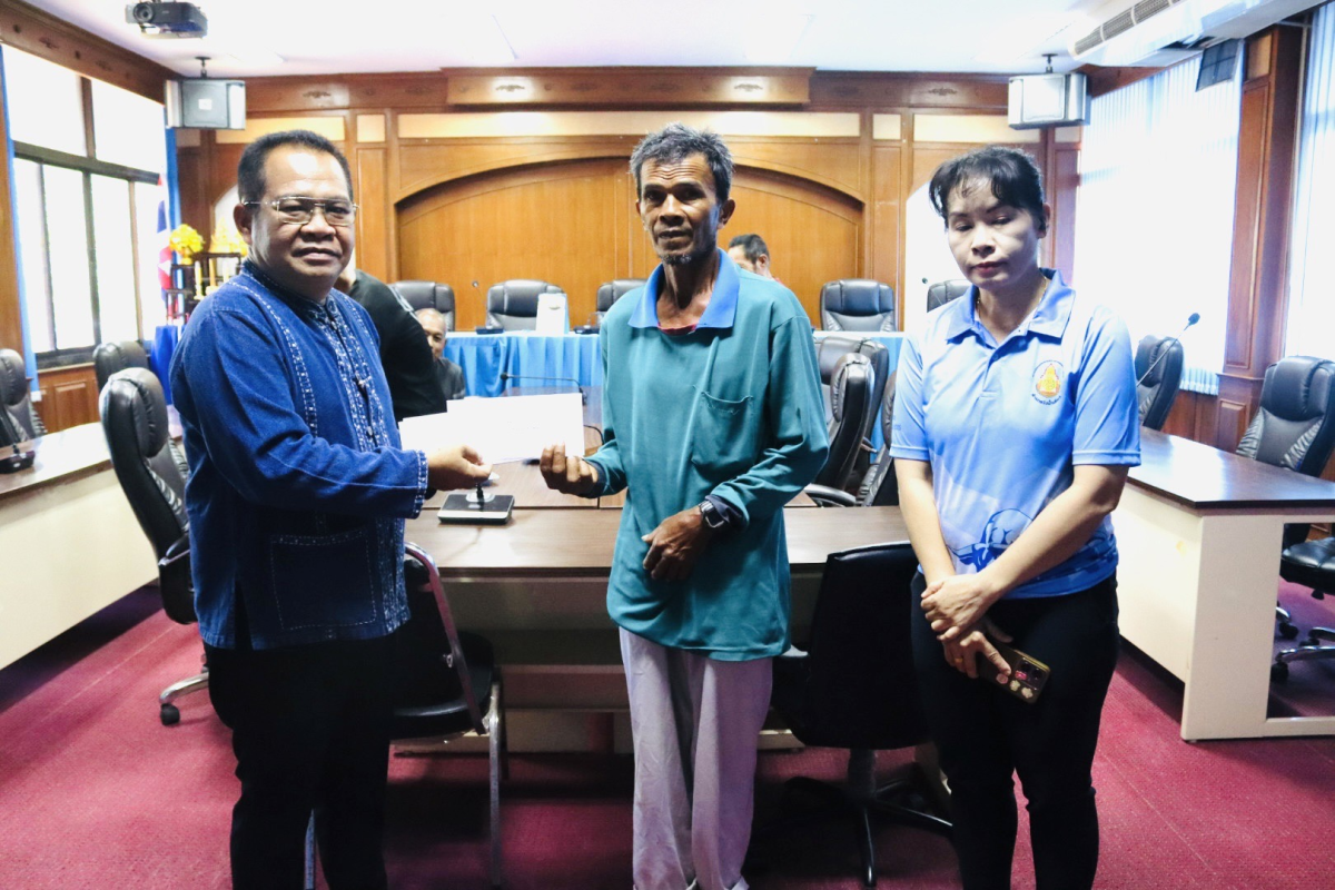 การมอบเงินให้ความช่วยเหลือผู้ประสบภัยพิบัติสัตว์ป่าทำลายพืชผลทางการเกษตร