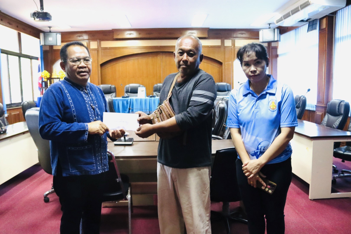 การมอบเงินให้ความช่วยเหลือผู้ประสบภัยพิบัติสัตว์ป่าทำลายพืชผลทางการเกษตร