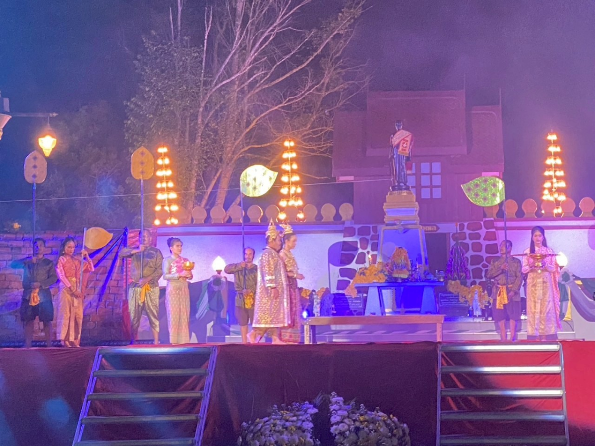 ร่วมการแสดงแสงสีเสียง (การแสดงวีรกรรมทุ่งสำฤทธิ์)