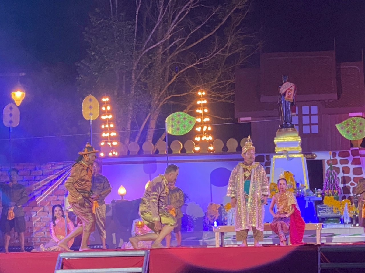 ร่วมการแสดงแสงสีเสียง (การแสดงวีรกรรมทุ่งสำฤทธิ์)