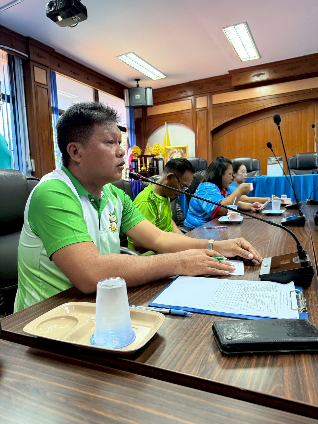 ประชุมคณะกรรมการเพื่อพิจารณาอนุมัติเบิกจ่ายเงินทุน ในโครงการเศรษฐกิจชุมชน