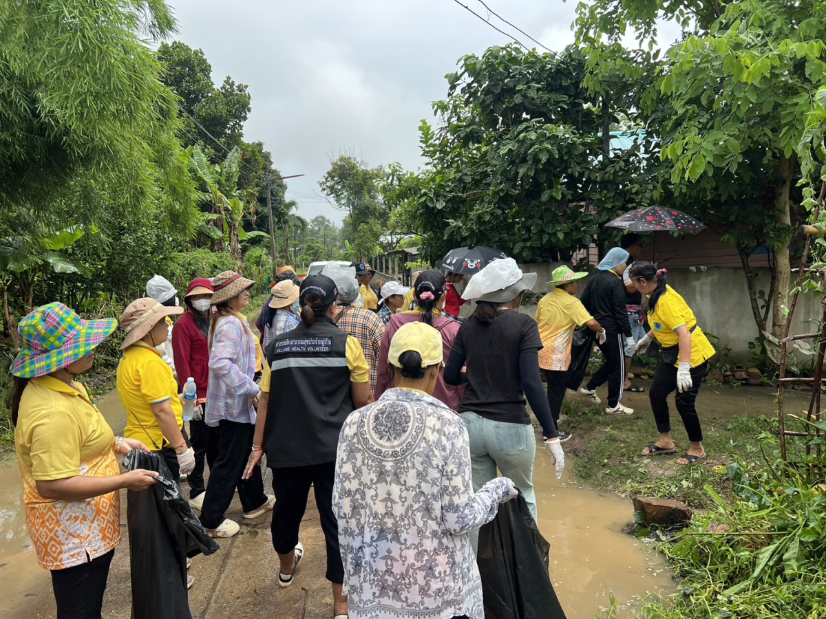 เดินรณรงค์ประชาสัมพันธ์โรคไข้เลือดออก ป้องกันได้ โดยกำจัดแหล่งเพาะพันธ์ุยุงลาย โดยใช้มาตรการ 5 ป. 1 ข. 