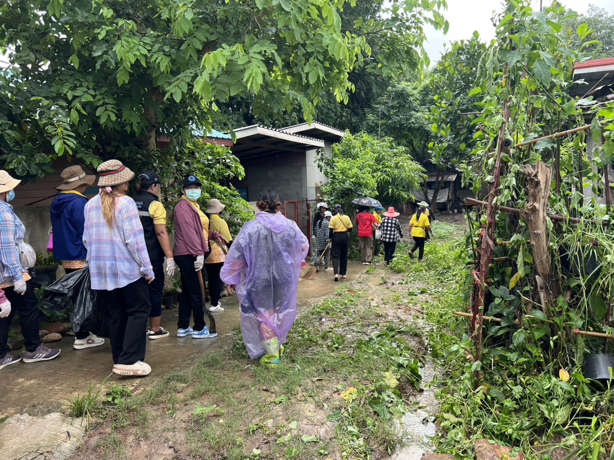 เดินรณรงค์ประชาสัมพันธ์โรคไข้เลือดออก ป้องกันได้ โดยกำจัดแหล่งเพาะพันธ์ุยุงลาย โดยใช้มาตรการ 5 ป. 1 ข. 