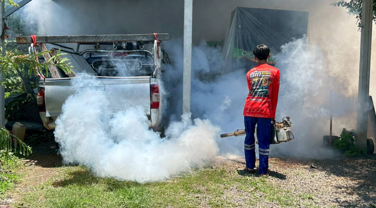 ฉีดพ่นหมอกควันป้องกันและควบคุมโรคไข้เลือดออก ประจำปี 2568 บริเวณภายในหมู่บ้าน หัวเขาทอง หมู่ที่ 15 บ้านเลขที่ 55 ครั้งที่3
