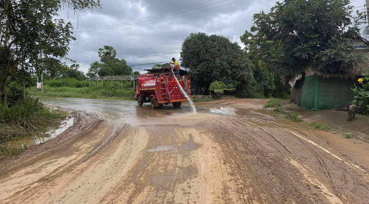 ทำความสะอาดเส้นทางสัญจรที่มีดินโคลนบนผิวถนนบริเวณห้วยหู บ้านหนองโสมง (บริเวณฝายห้วยหู)
