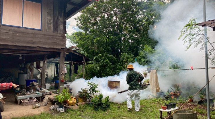 ฉีดพ่นหมอกควันป้องกันและควบคุมโรคไข้เลือดออก บ้านหัวเขาทอง ม.15