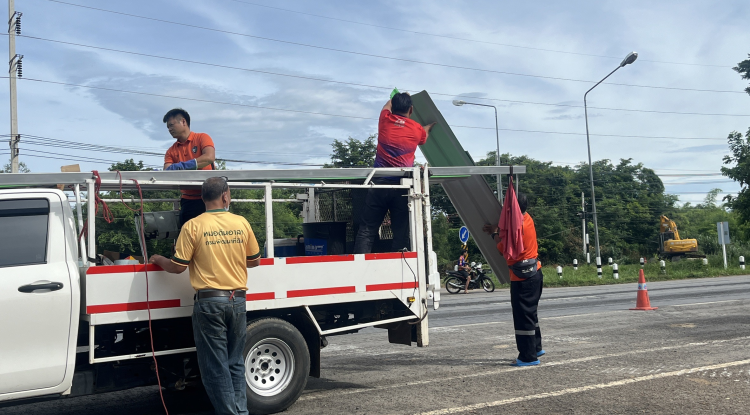 อบต.อุดมทรัพย์ ลงพื้นที่ให้การช่วยเหลือประชาชน กรณีแผ่นสังกะสีตกหล่นบนถนน