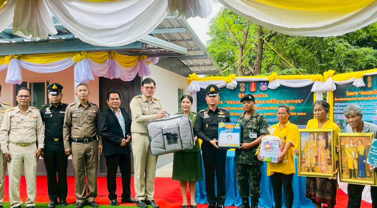 พิธีมอบบ้านตามโครงการ "ซ่อมแซมบ้านให้ทหารที่มีฐานะยากจน"