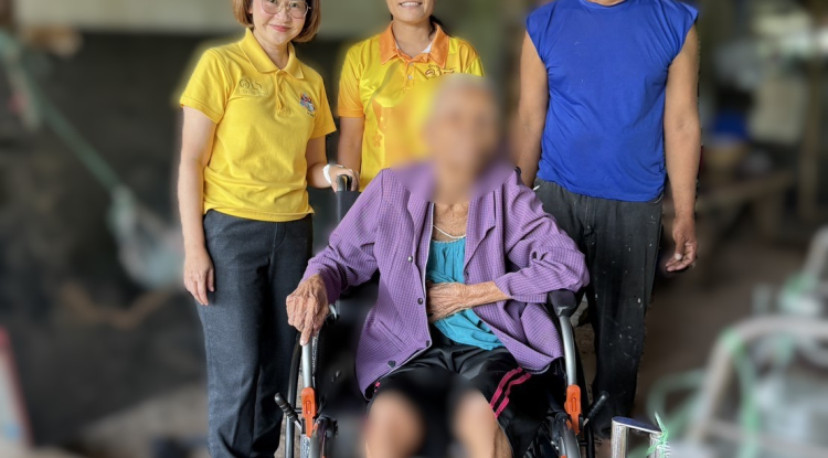 กิจกรรมมอบรถเข็นสำหรับผู้พิการ จำนวน 2 คัน ภายในพื้นที่ตำบลอุดมทรัพย์