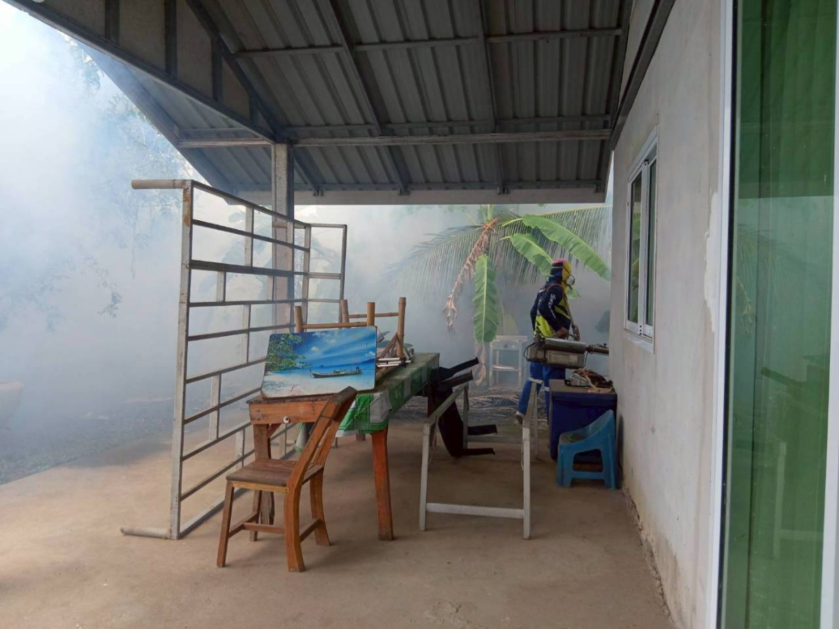 กิจกรรมฉีดพ่นหมอกควันกำจัดลูกน้ำยุงลาย  บริเวณภายในหมู่บ้านตะกุดรัง หมู่ที่ 4