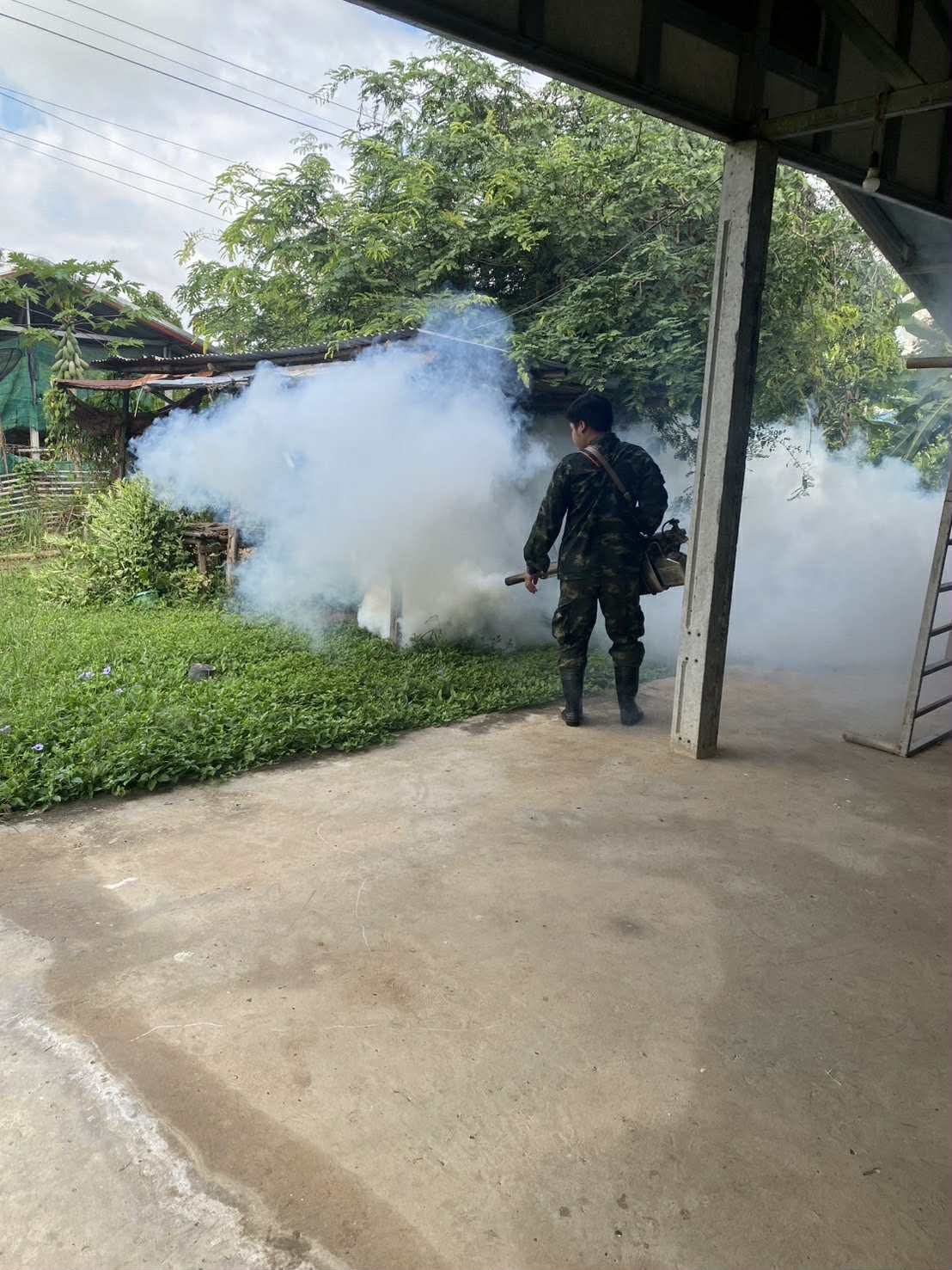 กิจกรรมฉีดพ่นหมอกควันกำจัดลูกน้ำยุงลาย  บริเวณภายในหมู่บ้านตะกุดรัง ม.4