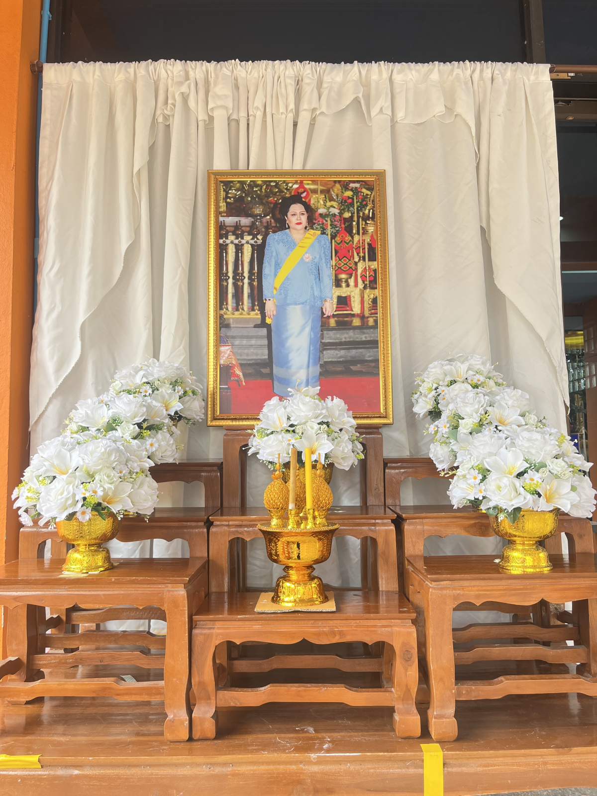 จัดโต๊ะหมู่บูชาประดิษฐานพระฉายาลักษณ์และดำเนินการลดธงครึ่งเสา เพื่อแสดงความไว้อาลัยและไว้ทุกข์ ต่อการสวรรคต ของ สมเด็จพระนางเจ้าสิริกิติ์ พระบรมราชินีนาถ พระบรมราชชนนีพันปีหลวง