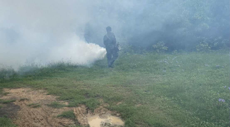 กิจกรรมฉีดพ่นหมอกควันกำจัดลูกน้ำยุงลาย  บริเวณภายในหมู่บ้านตะกุดรัง ม.4