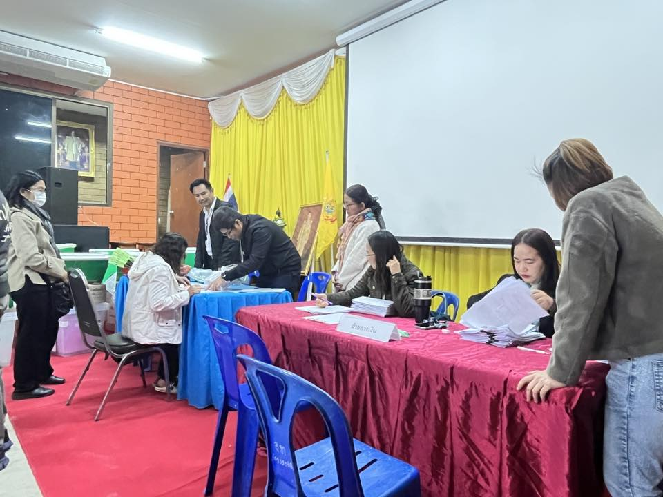 องค์การบริหารส่วนตำบลอุดมทรัพย์ ทำการส่งมอบหีบบัตรเลือกตั้ง และวัสดุอุปกรณ์ในการเลือกตั้ง ให้กับคณะกรรมการประจำหน่วยเลือกตั้ง ในเขตพื้นที่ตำบลอุดมทรัพย์