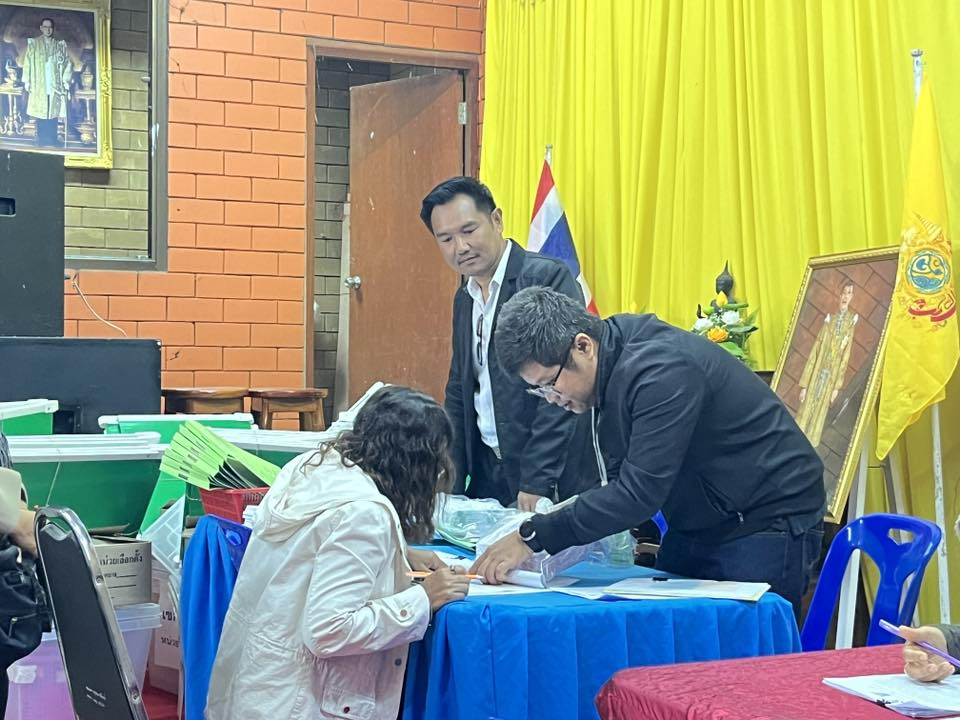 องค์การบริหารส่วนตำบลอุดมทรัพย์ ทำการส่งมอบหีบบัตรเลือกตั้ง และวัสดุอุปกรณ์ในการเลือกตั้ง ให้กับคณะกรรมการประจำหน่วยเลือกตั้ง ในเขตพื้นที่ตำบลอุดมทรัพย์