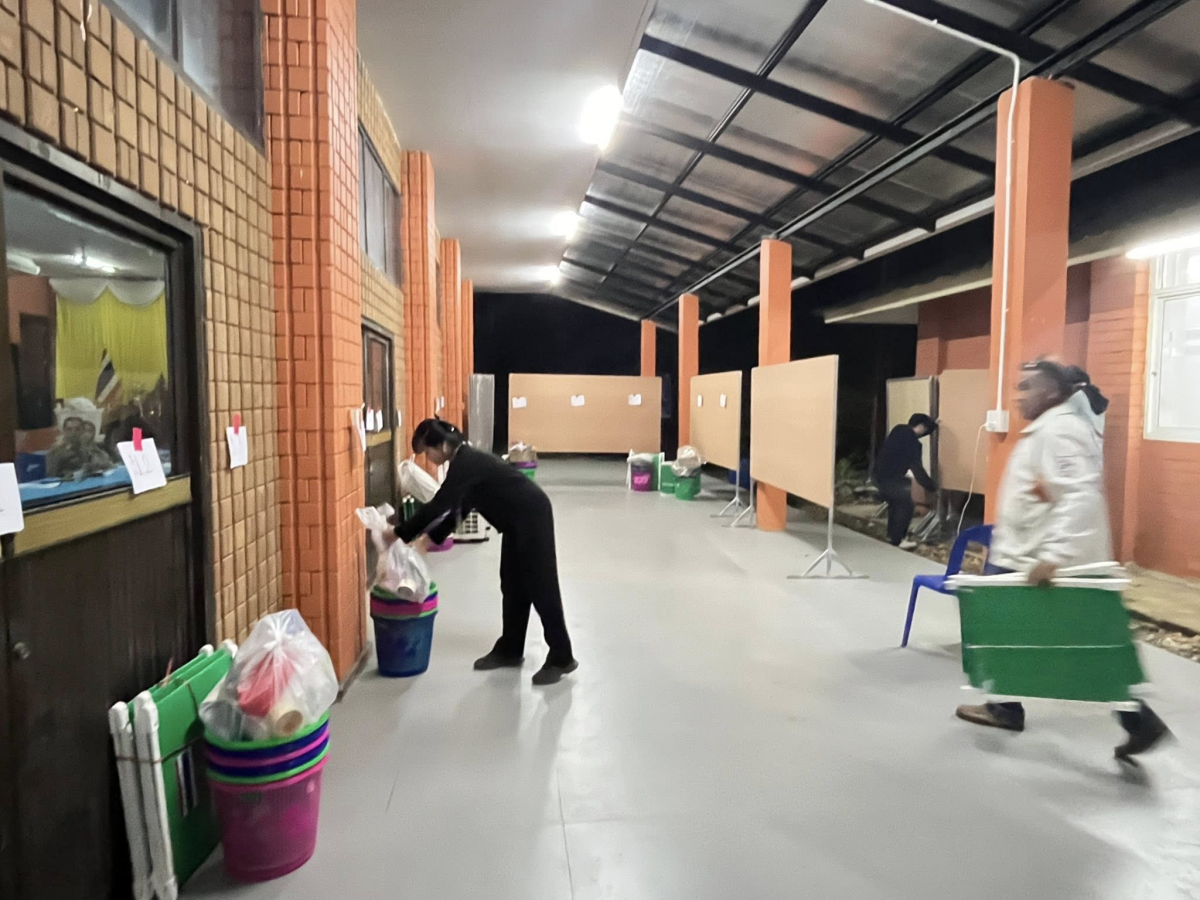 ประมวลภาพบรรยากาศการส่งมอบหีบบัตรหลังการลงคะแนนเสียงเลือกตั้งสมาชิกสภาและนายกองค์การบริหารส่วนตำบลอุดมทรัพย์