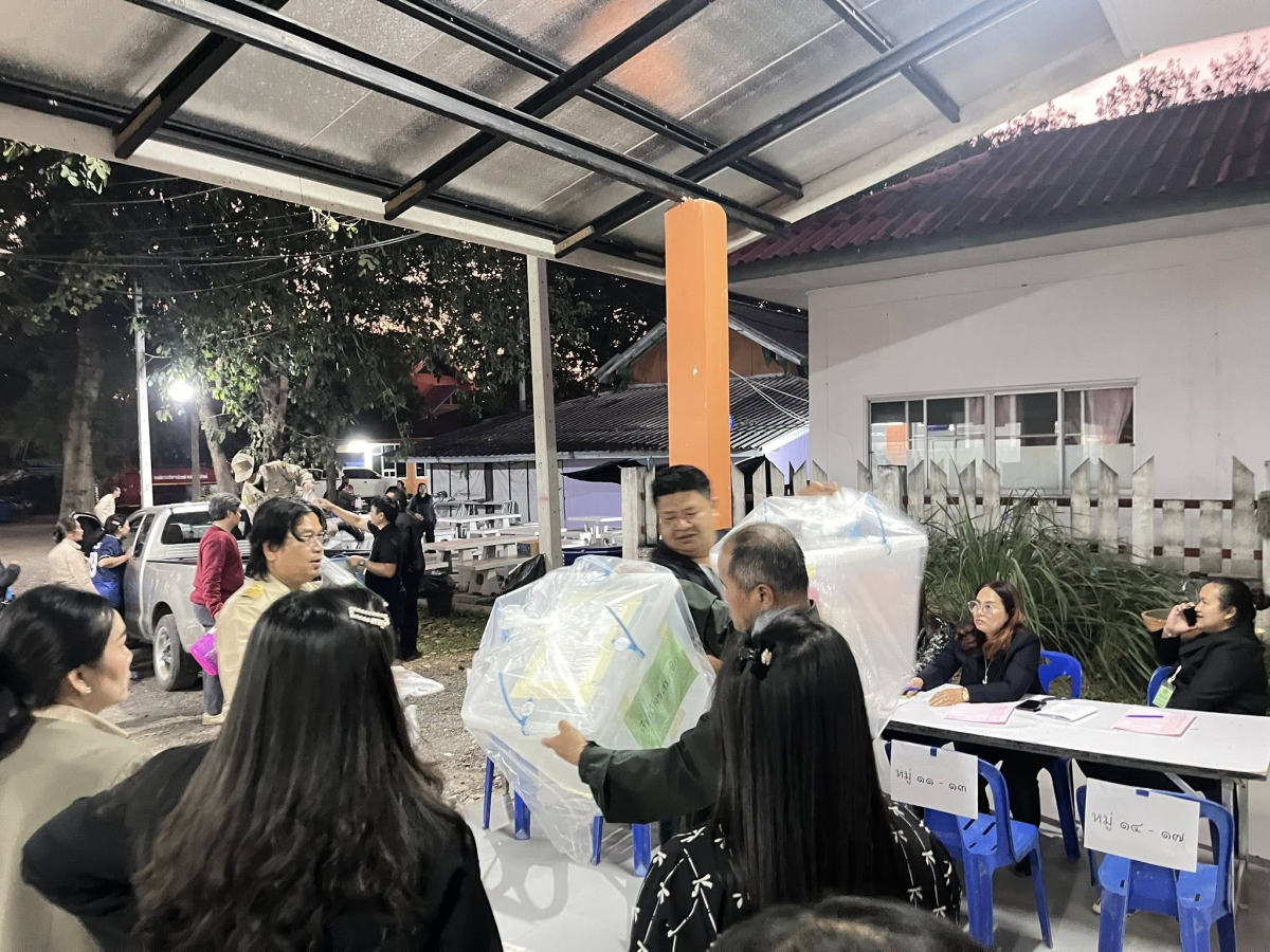 ประมวลภาพบรรยากาศการส่งมอบหีบบัตรหลังการลงคะแนนเสียงเลือกตั้งสมาชิกสภาและนายกองค์การบริหารส่วนตำบลอุดมทรัพย์