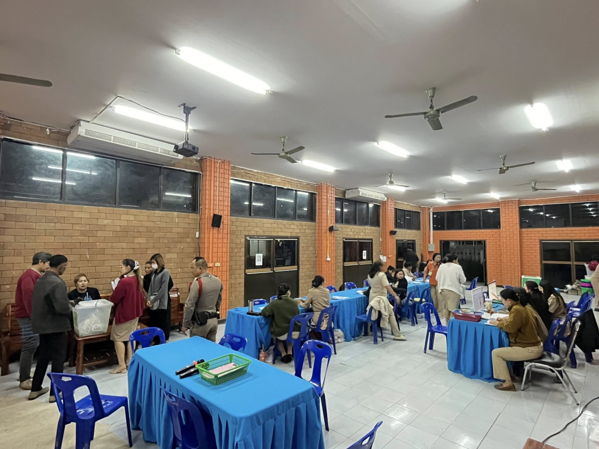 ประมวลภาพบรรยากาศการส่งมอบหีบบัตรหลังการลงคะแนนเสียงเลือกตั้งสมาชิกสภาและนายกองค์การบริหารส่วนตำบลอุดมทรัพย์