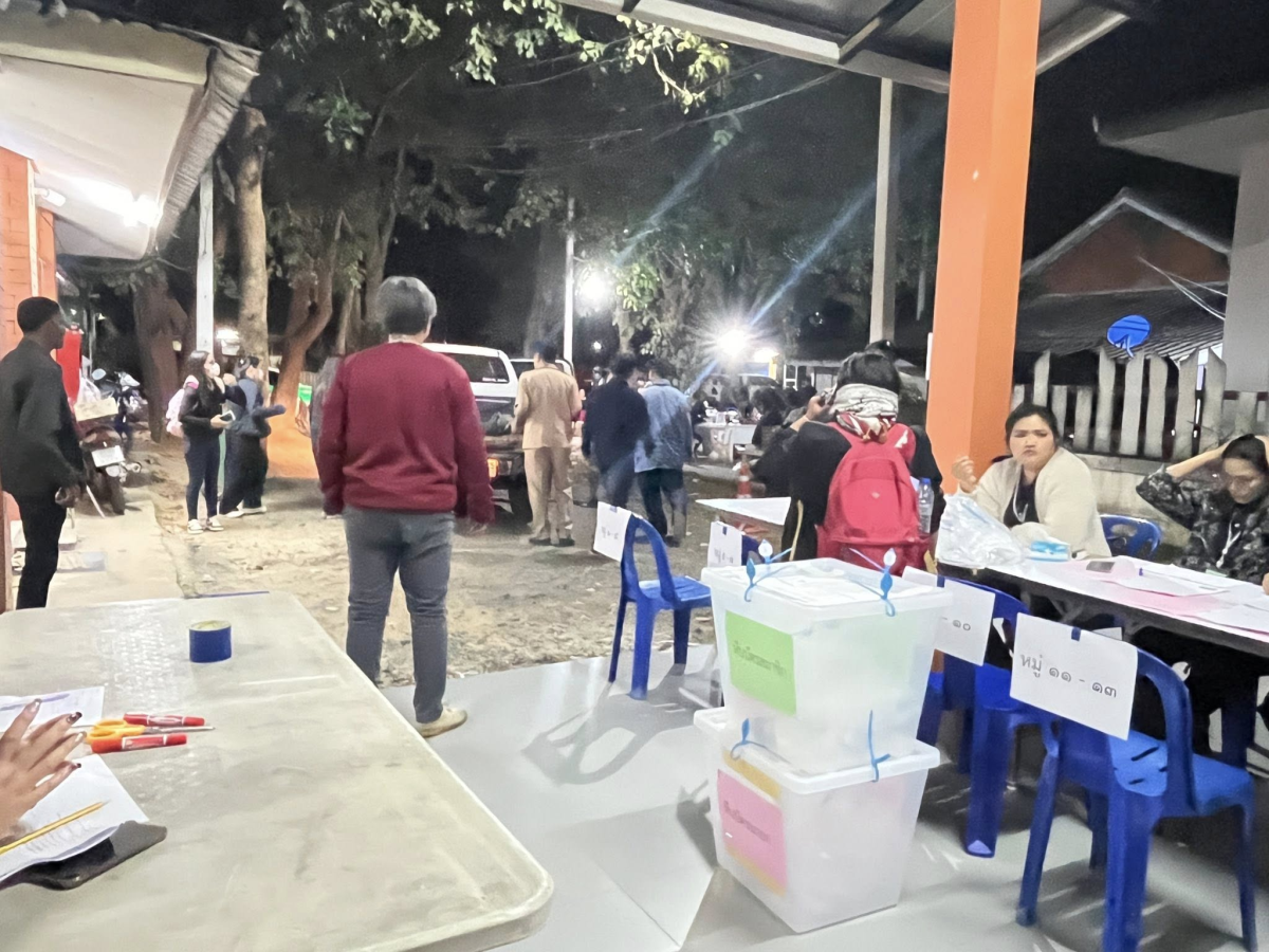 ประมวลภาพบรรยากาศการส่งมอบหีบบัตรหลังการลงคะแนนเสียงเลือกตั้งสมาชิกสภาและนายกองค์การบริหารส่วนตำบลอุดมทรัพย์