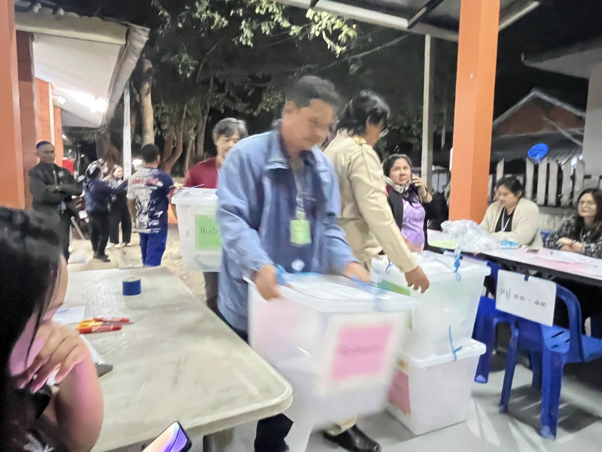 ประมวลภาพบรรยากาศการส่งมอบหีบบัตรหลังการลงคะแนนเสียงเลือกตั้งสมาชิกสภาและนายกองค์การบริหารส่วนตำบลอุดมทรัพย์