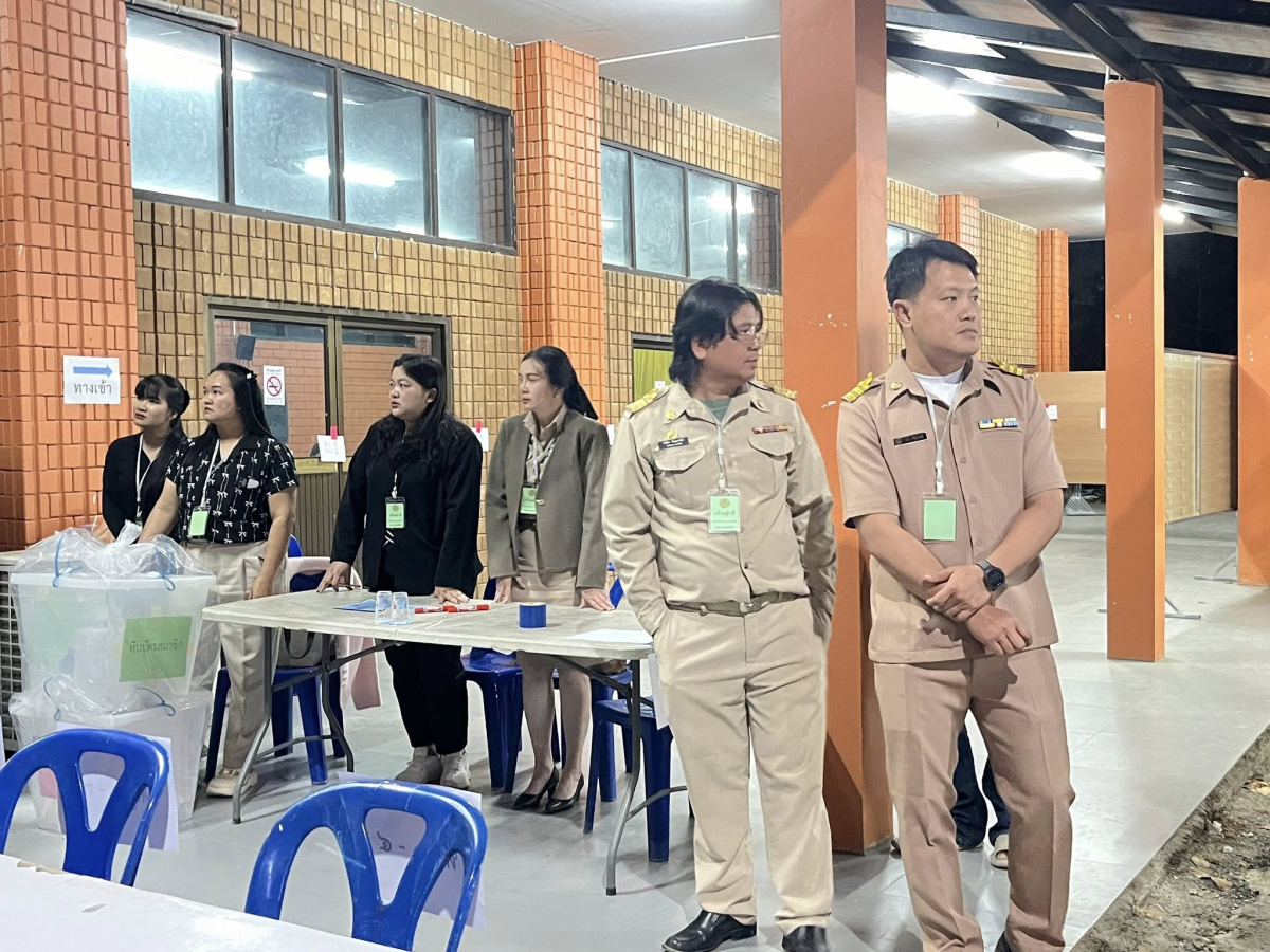 ประมวลภาพบรรยากาศการส่งมอบหีบบัตรหลังการลงคะแนนเสียงเลือกตั้งสมาชิกสภาและนายกองค์การบริหารส่วนตำบลอุดมทรัพย์
