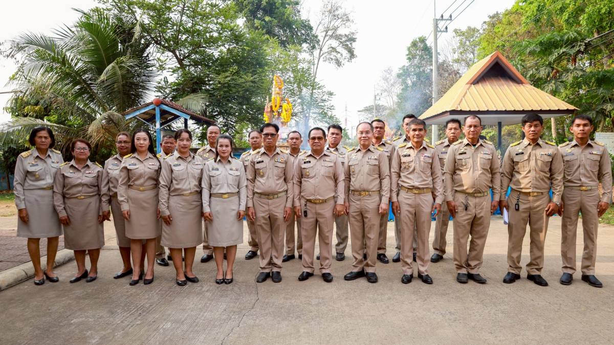 พิธีไหว้สักการะพระพุธรูปและศาลพระภูมิเจ้าที่ เพื่อความเป็นสิริมงคลก่อนปฏิบัติหน้าที่ 