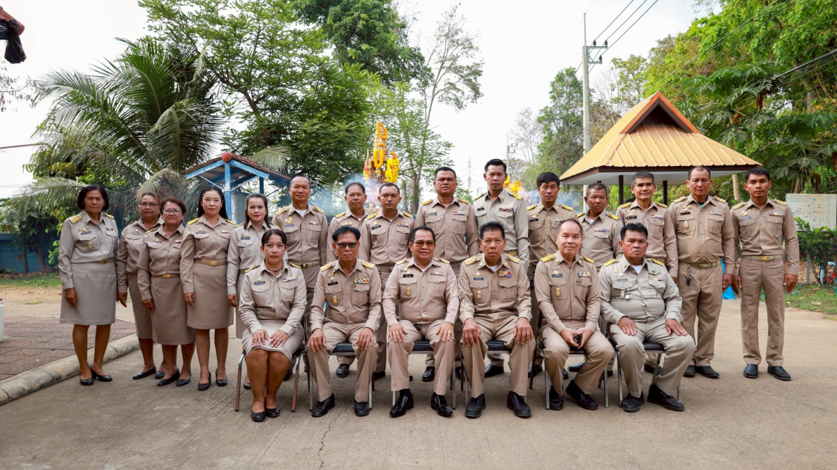 พิธีไหว้สักการะพระพุธรูปและศาลพระภูมิเจ้าที่ เพื่อความเป็นสิริมงคลก่อนปฏิบัติหน้าที่ 