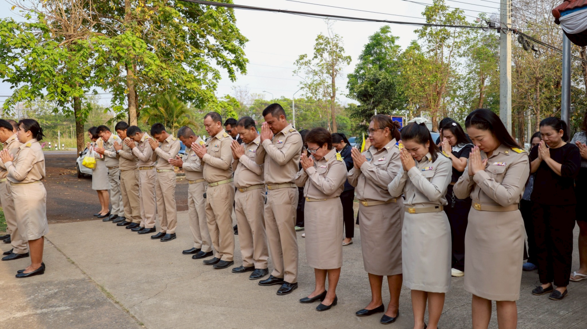 พิธีไหว้สักการะพระพุธรูปและศาลพระภูมิเจ้าที่ เพื่อความเป็นสิริมงคลก่อนปฏิบัติหน้าที่ 