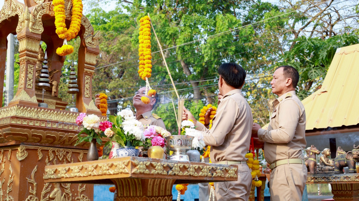 พิธีไหว้สักการะพระพุธรูปและศาลพระภูมิเจ้าที่ เพื่อความเป็นสิริมงคลก่อนปฏิบัติหน้าที่ 