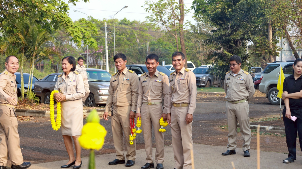 พิธีไหว้สักการะพระพุธรูปและศาลพระภูมิเจ้าที่ เพื่อความเป็นสิริมงคลก่อนปฏิบัติหน้าที่ 