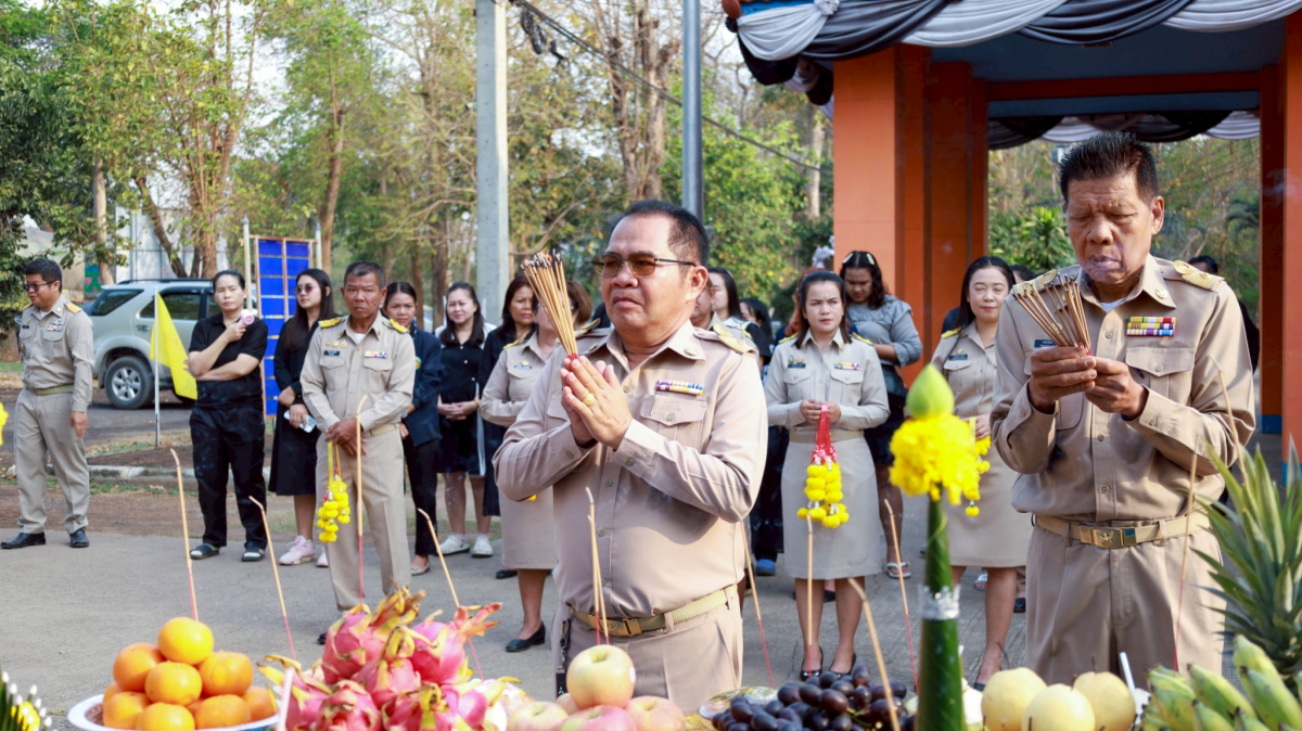 พิธีไหว้สักการะพระพุธรูปและศาลพระภูมิเจ้าที่ เพื่อความเป็นสิริมงคลก่อนปฏิบัติหน้าที่ 