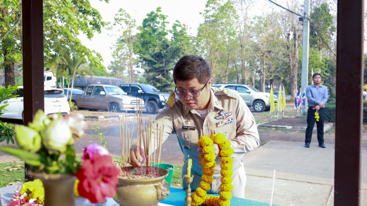 พิธีไหว้สักการะพระพุธรูปและศาลพระภูมิเจ้าที่ เพื่อความเป็นสิริมงคลก่อนปฏิบัติหน้าที่ 