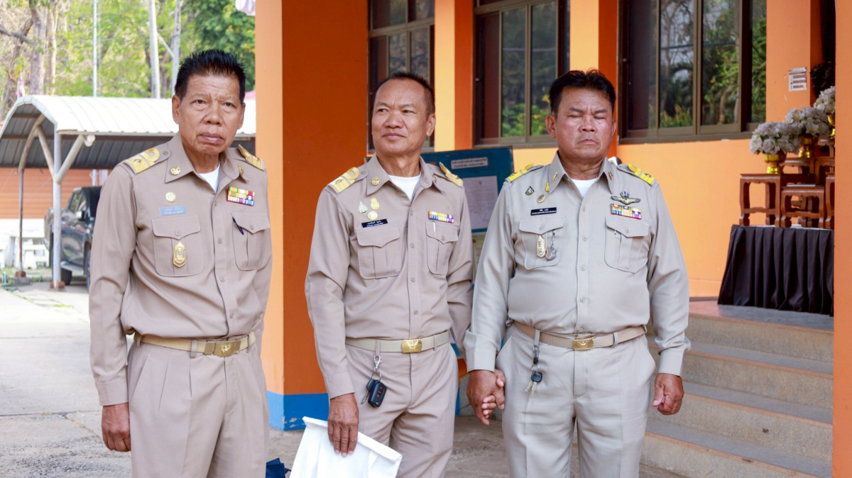 พิธีไหว้สักการะพระพุธรูปและศาลพระภูมิเจ้าที่ เพื่อความเป็นสิริมงคลก่อนปฏิบัติหน้าที่ 