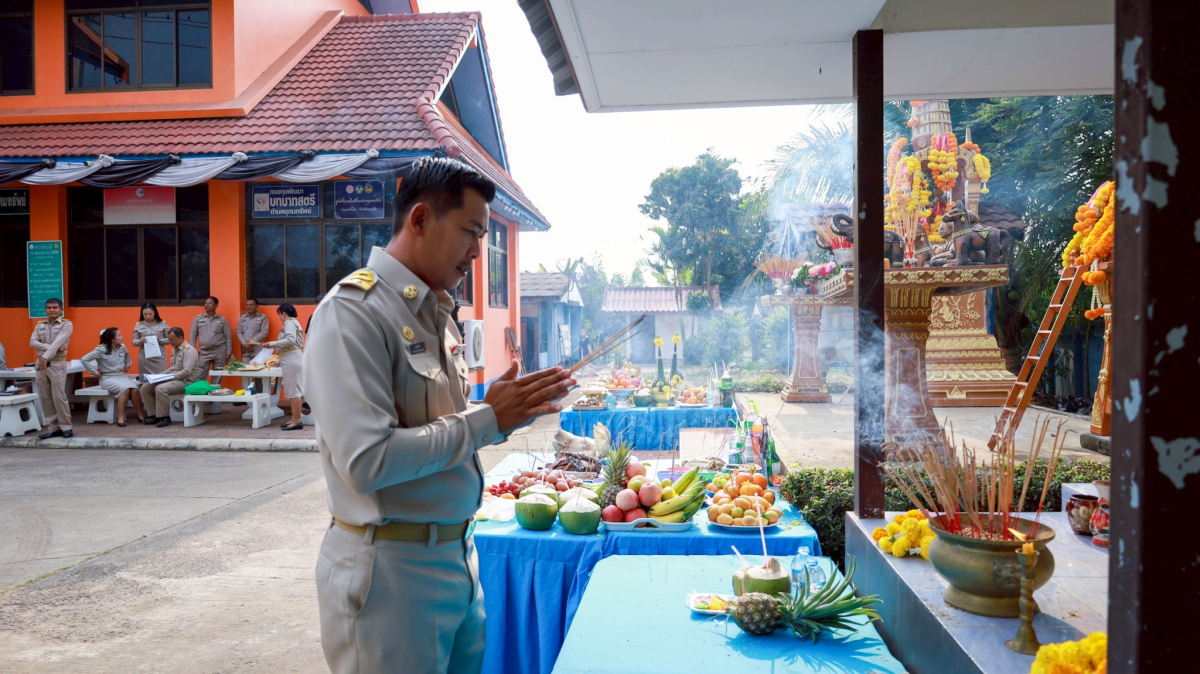 พิธีไหว้สักการะพระพุธรูปและศาลพระภูมิเจ้าที่ เพื่อความเป็นสิริมงคลก่อนปฏิบัติหน้าที่ 