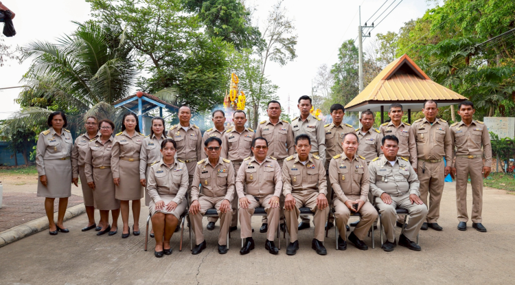 พิธีไหว้สักการะพระพุธรูปและศาลพระภูมิเจ้าที่ เพื่อความเป็นสิริมงคลก่อนปฏิบัติหน้าที่ 