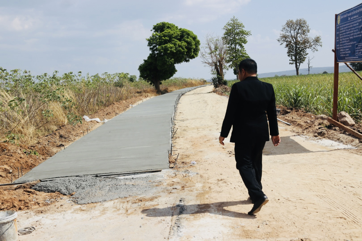 ลงพื้นที่ติดตามโครงการก่อสร้างถนนคอนกรีตเสริมเหล็ก ถนนสายหนองข้าวเหนียว บ้านโนนเหลื่อม - บ้านหัวเขาทอง หมู่ที่ 2