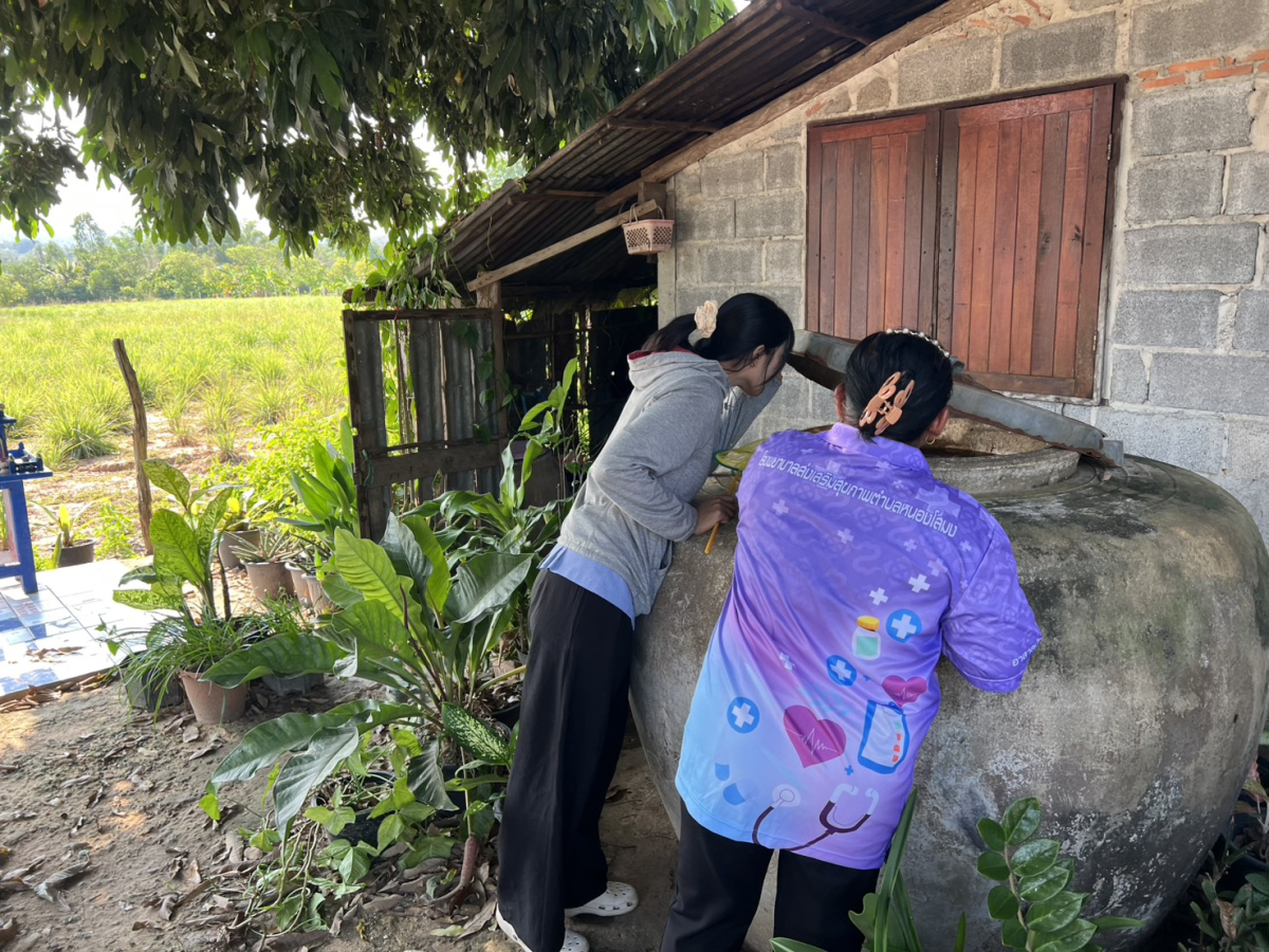 กิจกรรมศึกษาความต้านทานของยุงต่อสารเคมีในพื้นที่เสี่ยงสูง โดยดำเนินการเก็บตัวอย่างลูกน้ำยุงลาย ในพื้นที่หมู่บ้านหัวเขาทอง ม.15 