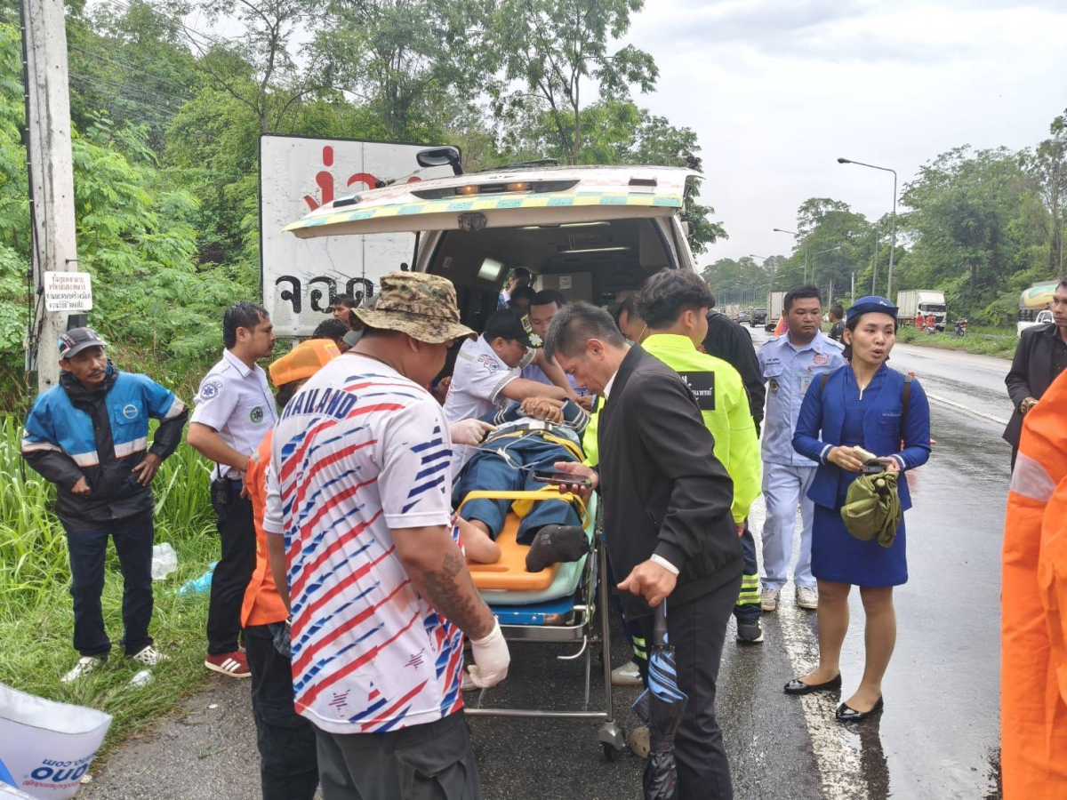 อบต.อุดมทรัพย์ เข้าระงับเหตุและช่วยเหลือผู้ประสบภัยกรณีอุบัติเหตุรถบบรทุกเสียหลักตกข้างทาง